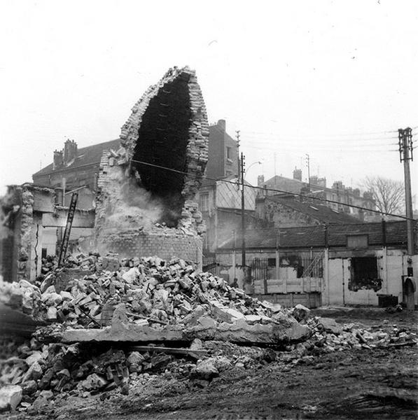 Destruction de la cheminée de l'usine Kalker.