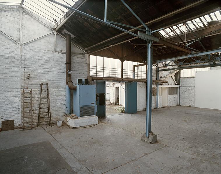 L'intérieur de l'usine, vu depuis l'ancien établi de préparation des moules. A gauche, à la place de l'actuelle chaudière, étaient installée la petite étuve pour les noyaux de moules, à proximité de l'établi de préparation des noyaux ; au milieu, l'aire de coulée ; à droite, l'emplacement de l'atelier d'ébarbage.