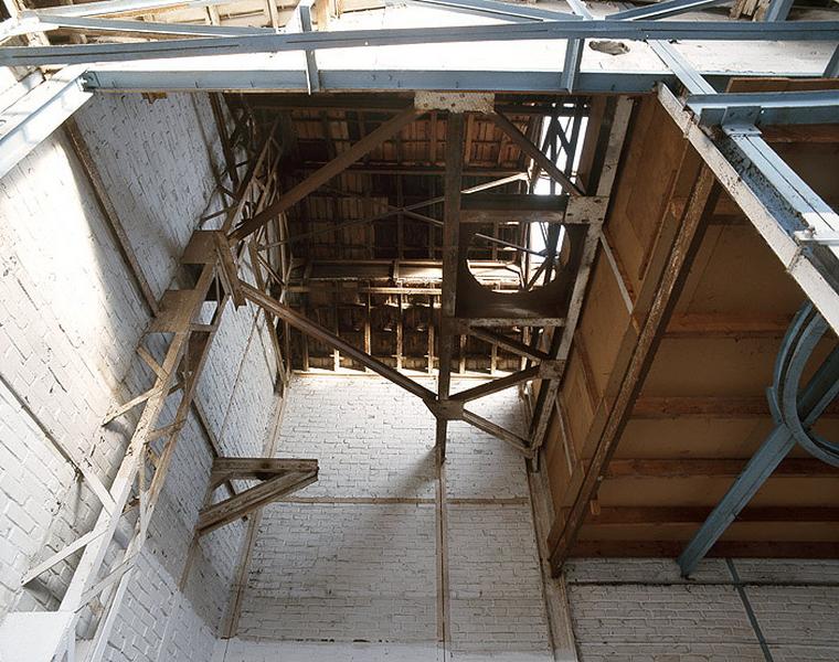 Support de l'ancienne cheminée métallique, au dessus de l'emplacement des fours.