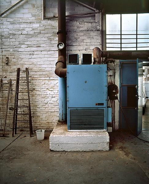 Chaudière installée après la fermeture de la fonderie et sa reconversion temporaire en imprimerie. Sur le socle reposait la petite étuve pour la préparation des noyaux des moules. A gauche était installée l'établi de préparation des noyaux.