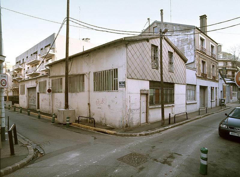 Ancien garage et atelier de réparation Bigeard (à gauche) et ancien atelier de serrurerie (à droite), à l'emplacement de la verrerie-cristallerie Boirre ('usine à vapeur', v. 1895-v.1905), 9-11, rue du Coq-Français.