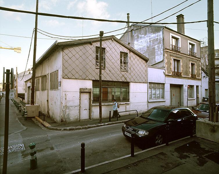 Ancien garage et atelier de réparation Bigeard (à gauche), et ancien atelier de serrurerie (à droite).
