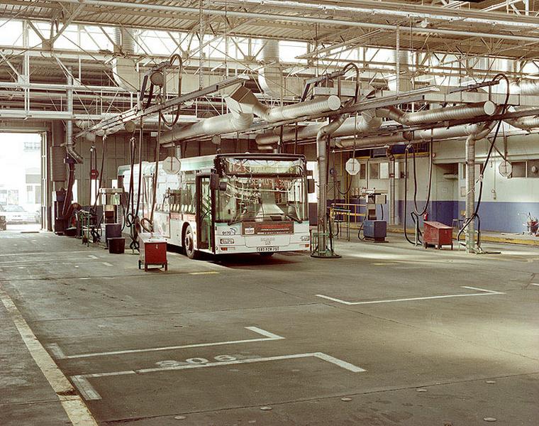 Intérieur du 'hall de chargement'. Postes de charge (carburant).