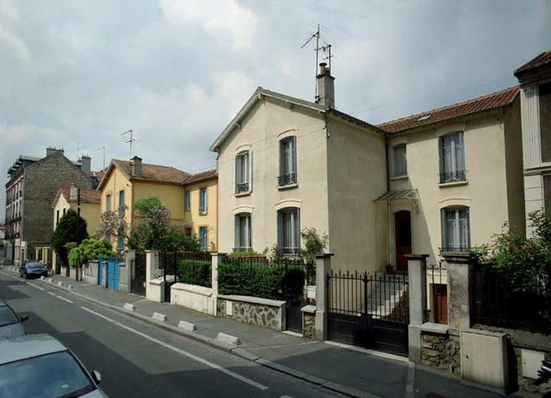 Vue d'un ensemble de trois maisons, aux 28-38, rue Michelet