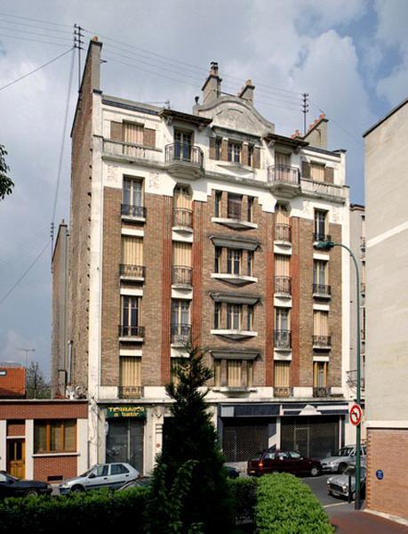 Vue d'ensemble de l'immeuble depuis le trottoir opposé.