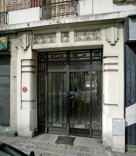 Immeuble, 39 rue de la Solidarité : vue de la porte d'entrée.