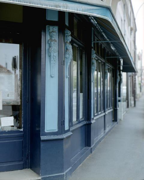 Restaurant, place Carnot : vue d'ensemble de la devanture.