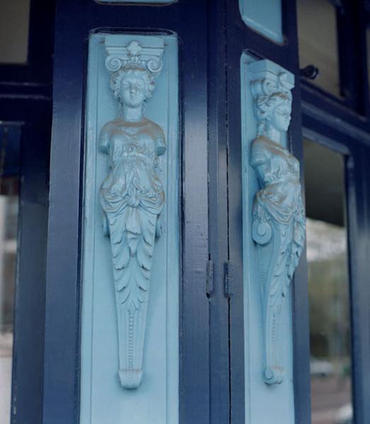 Restaurant, place Carnot : détail du décor de la devanture.