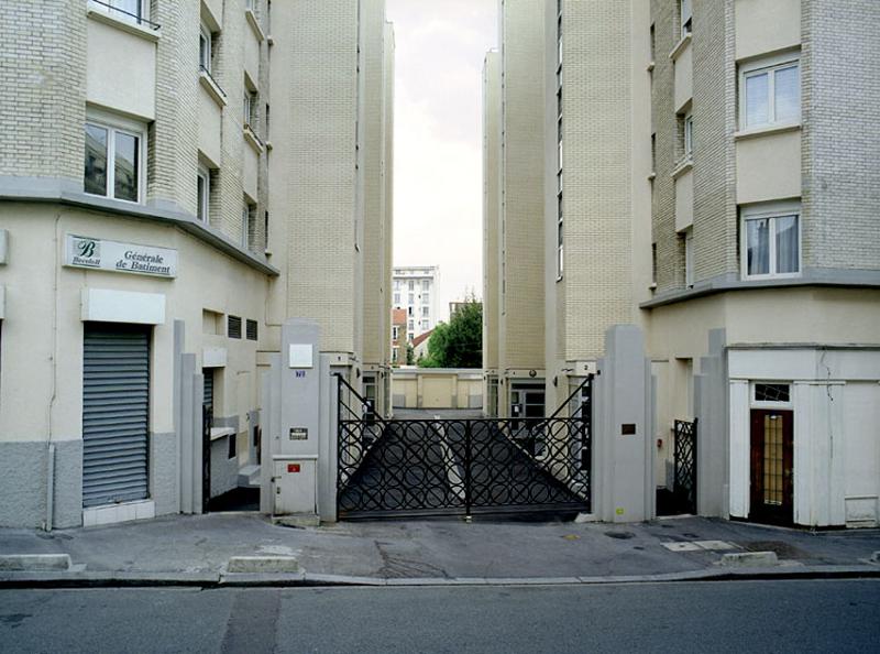 Vue sur le portail et sur la cour.