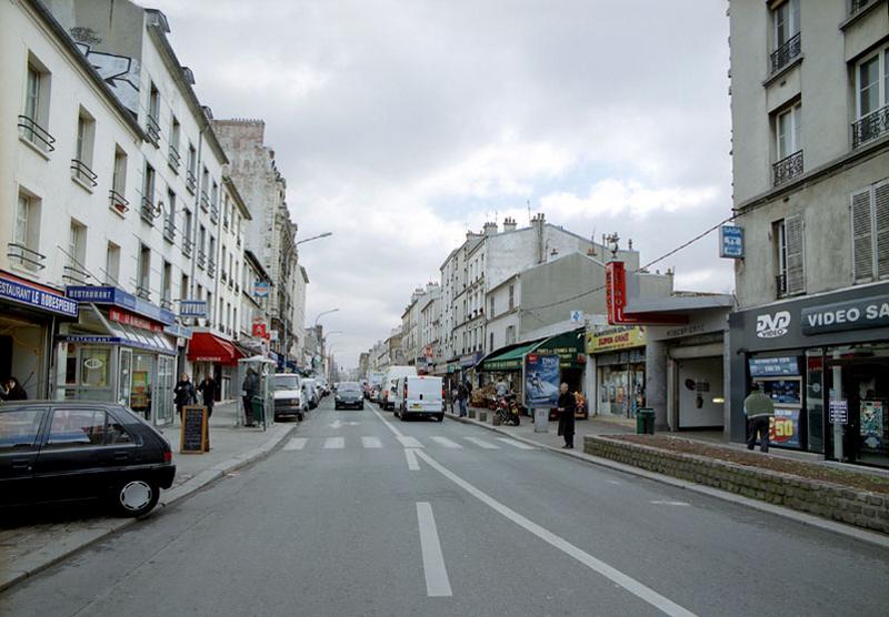 Vue de la rue en direction de la Croix-de-Chavaux