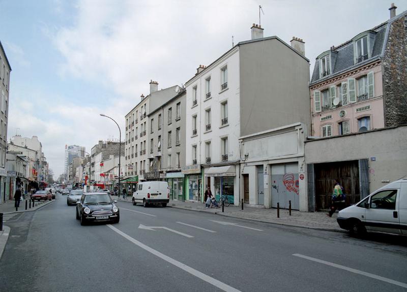 Vue de la rue en direction de la porte de Montreuil