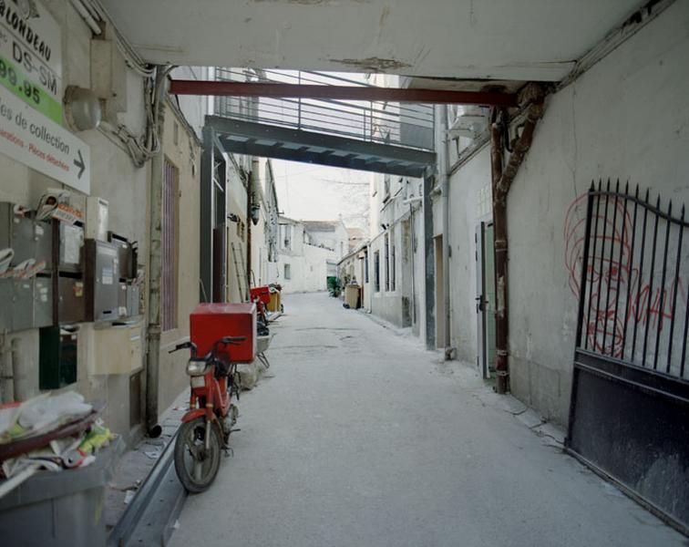 Vue d'une impasse donnant sur la rue de Paris.