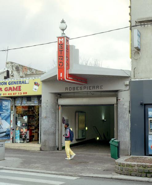 Entrée du métro 'Robespierre'.