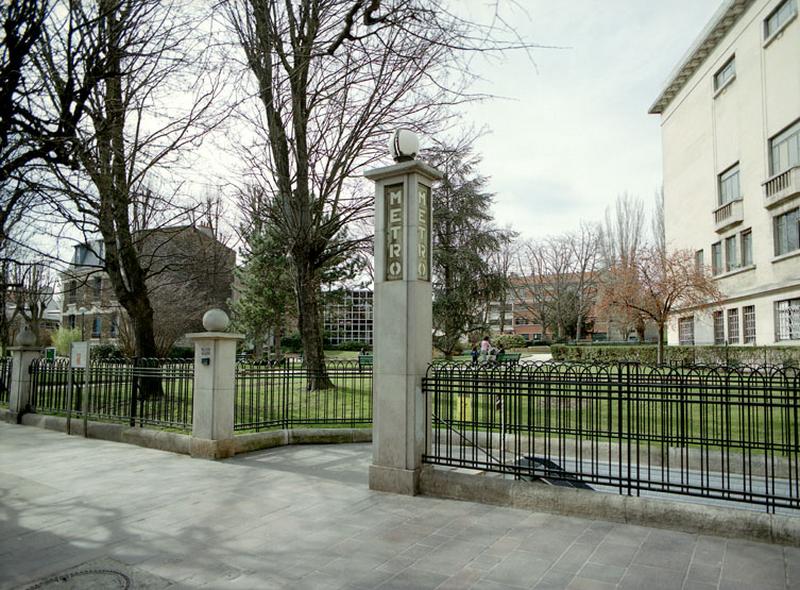 Entrée du métro 'Mairie de Montreuil', boulevard Rouget-de-l'Isle (au second plan : le square Léopold Patriarche)