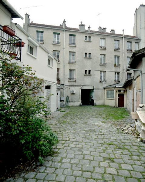 Vue d'ensemble d'une cour, rue Galliéni.