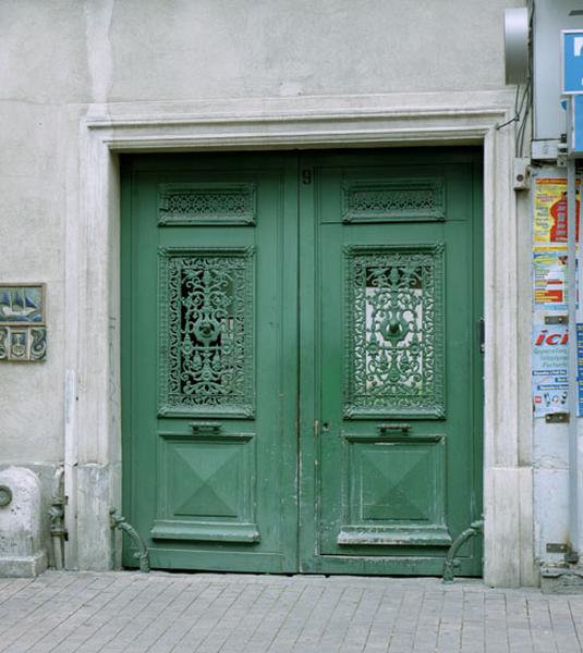 Vue d'ensemble d'un portail, rue Galliéni.
