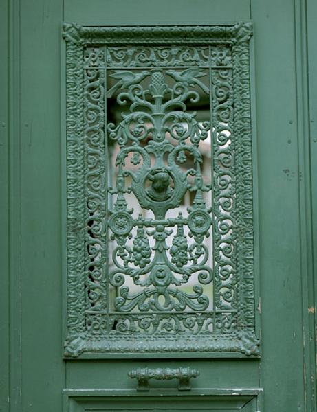 Détail d'un portail, rue Galliéni.