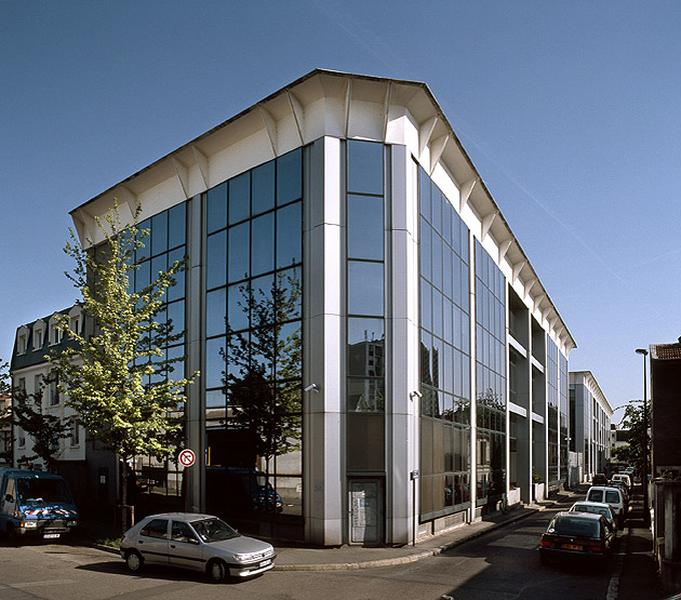 Les ateliers 'Métal' après transformation, vus depuis la rue Normandie-Niemen.