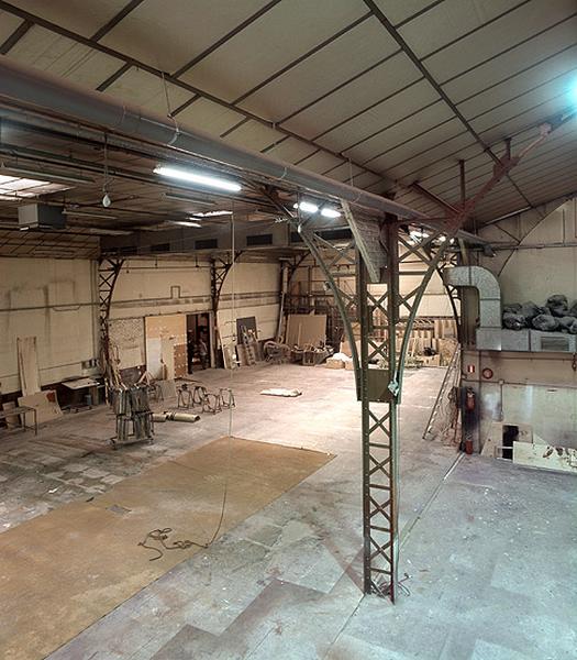 Vue intérieure de la halle d'étirage, charpente métallique (v. 1922) dérivée du type De Dion.