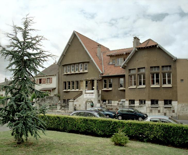 Vue d'ensemble de la façade sur la rue des roches