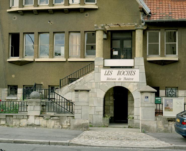 Détail de l'entrée sur la rue des roches