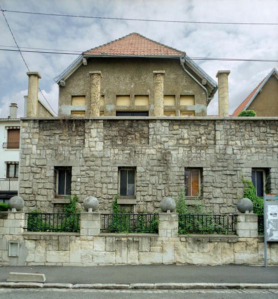 Détail du mur de la terrasse sur la rue Antoinette