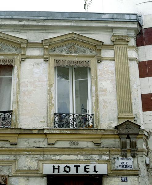 Vue d'ensemble d'un hôtel de voyageurs (maison dite la Tourelle) : détail de la façade.