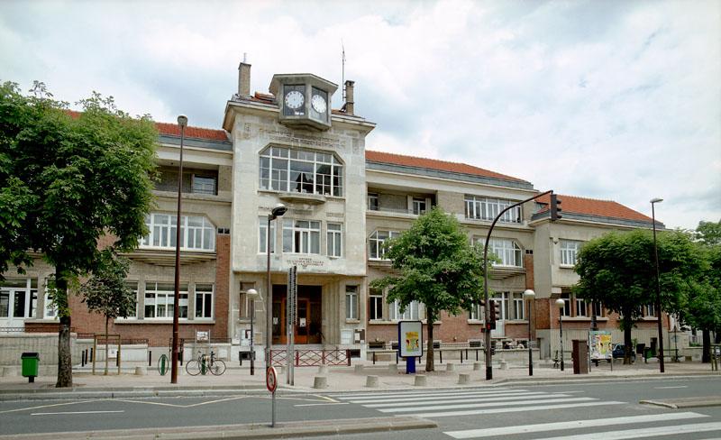 Vue d'ensemble de l'élévation extérieure sur la place