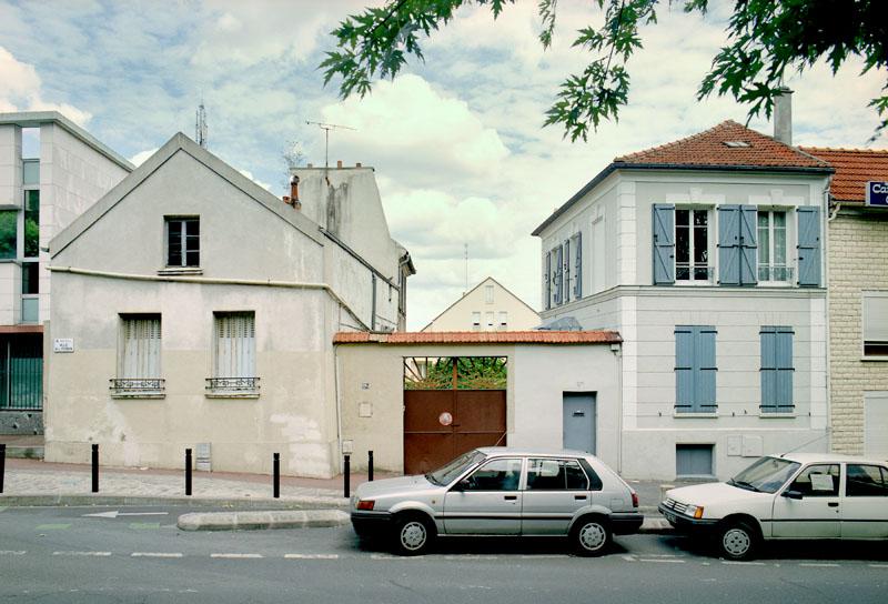 Ensemble de maisons autour d'une cour au 86, rue Alexis-Pesnon.