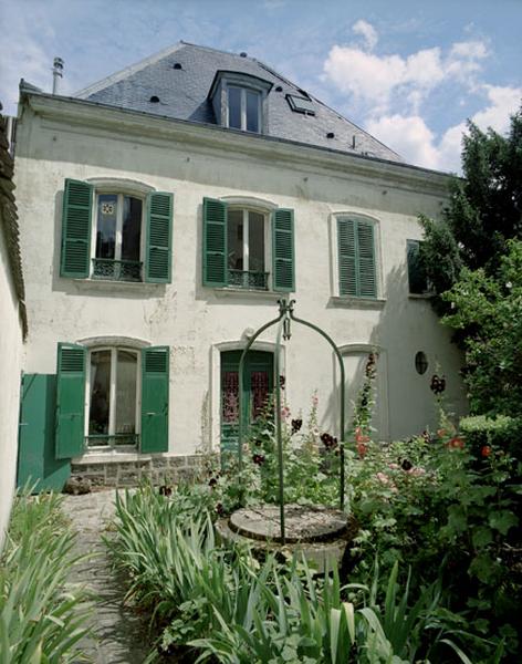 Façade postérieure et jardin.
