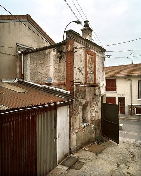 Revers du pavillon situé à droite de l'entrée.