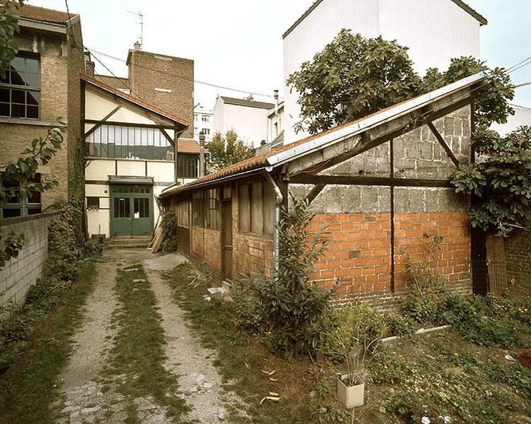 A droite, l'ancien dépôt de carrelage (élevé avant 1937) converti en atelier de literie (1946). Au fond à gauche, l'atelier de tapisserie construit en 1946.