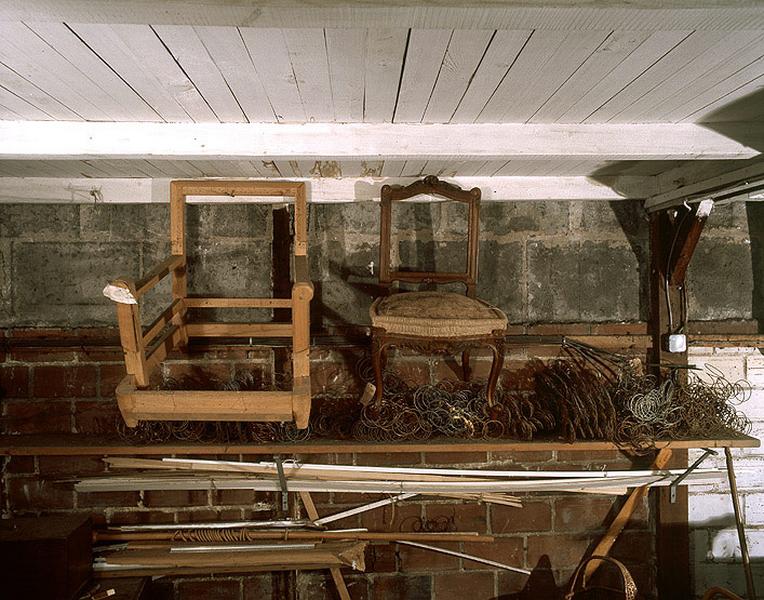 Bois de fauteuils entrepôsés dans l'ancien atelier de literie, à proximité de l'ancien atelier de tapisserie.