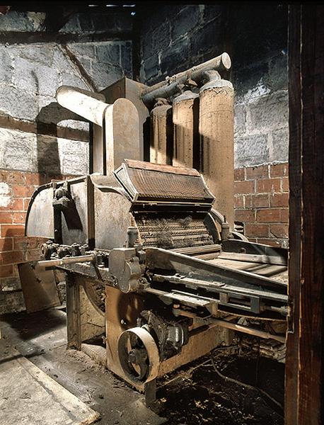 Machine à déchiqueter et à épurer mécaniquement : cardeuse