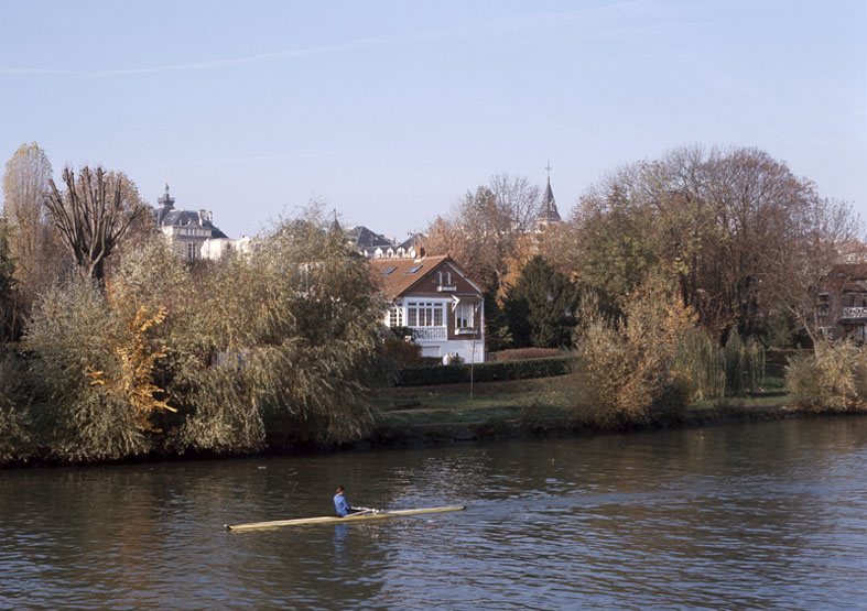 Les quais de la Marne entre la mairie et l'église, rameur au premier plan.
