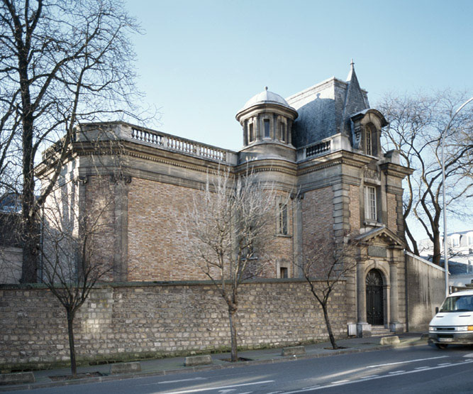 Vue d'ensemble de la bibliothèque depuis la rue.