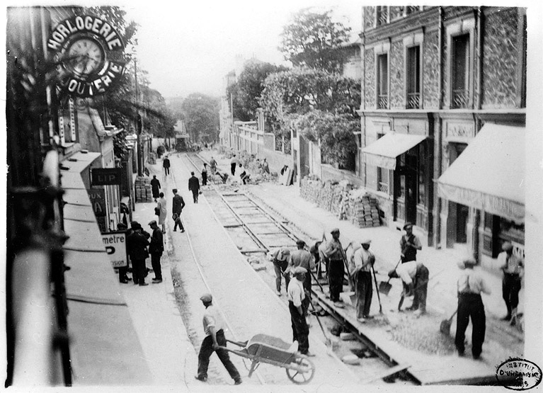 Vue de travaux du doublement des voies du tramway dans la Grande-Rue.