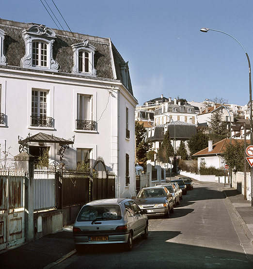 Vue du bas de la rue Leprince vers le coteau.