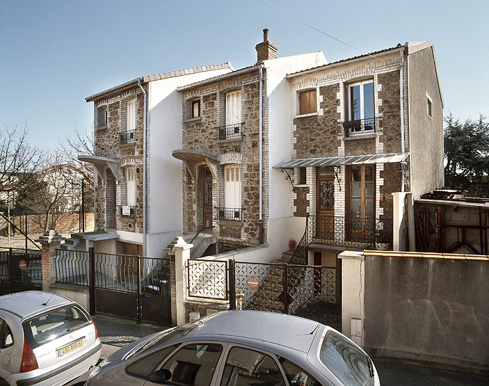 Vue gérérale de cet ensemble de trois maisons mitoyennes.