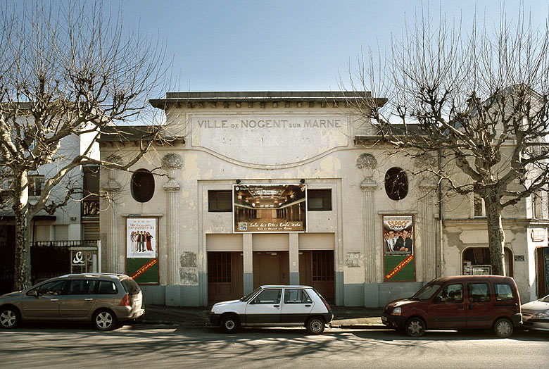 Vue de la façade de la salle des fêtes (ancienne usine transformée par T. Hillion en gymnase vers 1930).