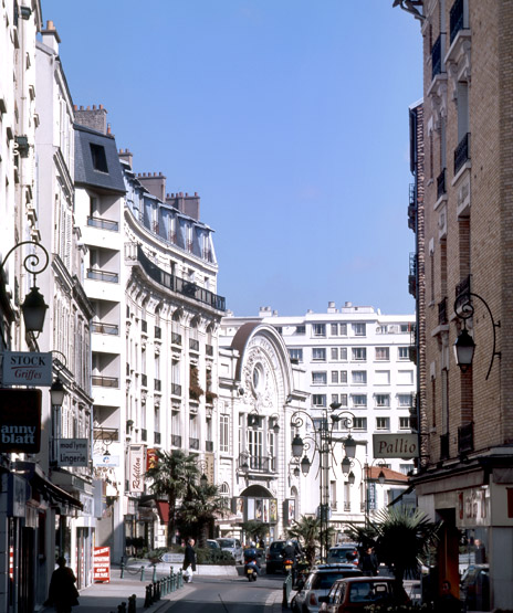 Vue de la Grande-Rue-Charles-de-Gaulle vers le cinéma.