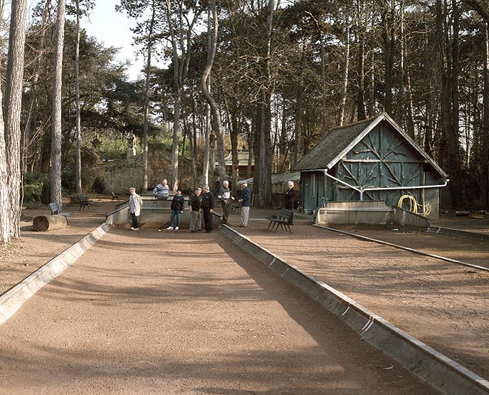 Vue du jeu de boule, en limite du bois de Vincennes.