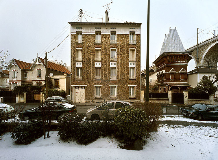 Vue de la rue Henri-Dunant. A droite le viaduc et l'isba provenant certainement de la façade du pavillon russe de l'Exposition Universelle de 1878 ; au centre un immeuble de l'architecte Nachbaur ; à gauche un ensemble de deux maisons jumelles.