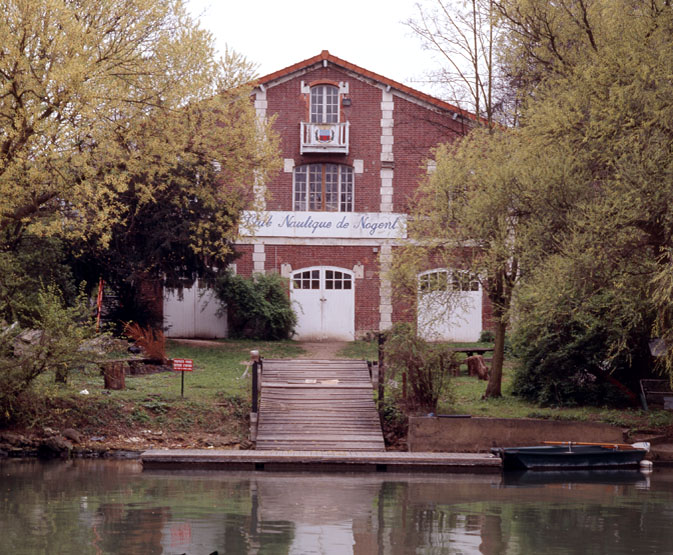 Vue des locaux du Club nautique de Nogent, club d'aviron.