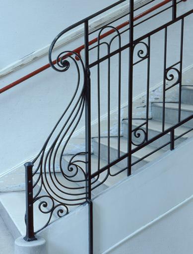 Le départ de l'escalier : détail de la rampe en ferronnerie.