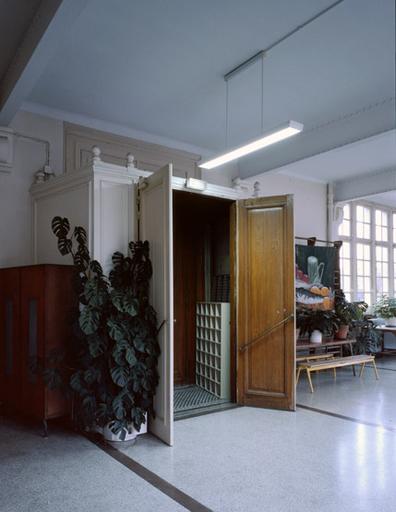 Le tambour de la porte d'entrée, vu du hall à l'intérieur de l'établissement.