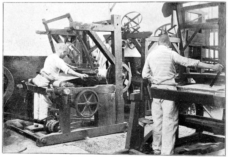 Prisonniers au travail dans un atelier textile en 1907.