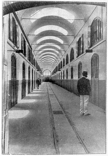 Le corridor des ateliers, en 1907.