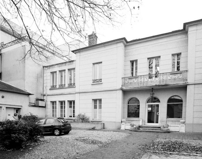 Façade sur jardin de la villa néo-palladienne remaniée après la Seconde guerre mondiale pour abriter la Coopérative agricole de la Brie. L'édifice est aujourd'hui occupé par les bureaux de l'université Panthéon-Assas, les caves servant de dépôt archéologique municipal.