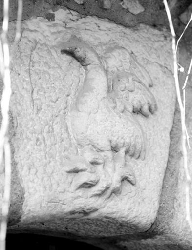 Clé d'arc en grés sculpté, ornée d'un coq, au 5 rue de la Vannerie (Vue de détail du cliché 06770116X).